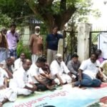 மதுரை கீழமாத்தூர் ஊராட்சியில் நடைபெற்ற கிராம சபை கூட்டத்தில் கழிவுநீர் கால்வாய் மற்றும் கழிப்பறை வசதி கட்டி தராத அதிகாரிகளை முற்றுகையிட்டு பொதுமக்கள் வாக்குவாதம் கிராம சபை கூட்டத்தை பாதியிலேயே முடித்துச் சென்ற அதிகாரிகளால் பரபரப்பு