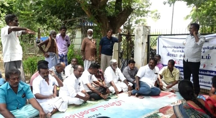 மதுரை கீழமாத்தூர் ஊராட்சியில் நடைபெற்ற கிராம சபை கூட்டத்தில் கழிவுநீர் கால்வாய் மற்றும் கழிப்பறை வசதி கட்டி தராத அதிகாரிகளை முற்றுகையிட்டு பொதுமக்கள் வாக்குவாதம் கிராம சபை கூட்டத்தை பாதியிலேயே முடித்துச் சென்ற அதிகாரிகளால் பரபரப்பு