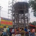 பாலமேட்டில் பொதுமக்கள் கூடும் வாரச்சந்தை அருகே ஆபத்தான நிலையில் குடிநீர் மேல்நிலை நீர் தேக்க தொட்டி கட்டுவதால் விபத்து ஏற்படும் அபாயம்