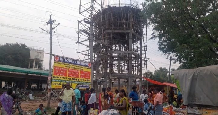 பாலமேட்டில் பொதுமக்கள் கூடும் வாரச்சந்தை அருகே ஆபத்தான நிலையில் குடிநீர் மேல்நிலை நீர் தேக்க தொட்டி கட்டுவதால் விபத்து ஏற்படும் அபாயம்