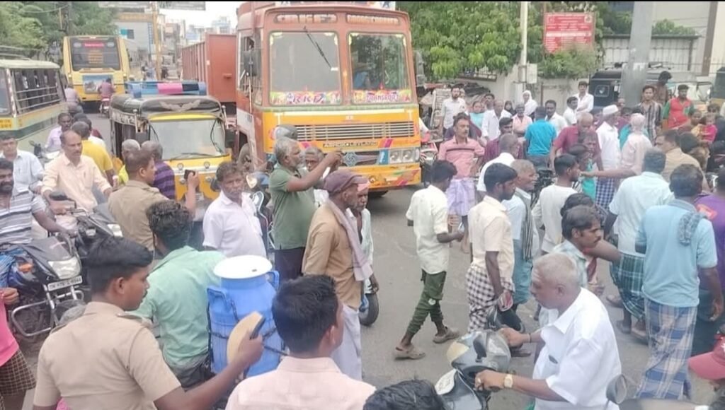 கடையநல்லூரில் பெண்ணின் மரணம். உடனடி பிரேத பரிசோதனைக்கு தாமதம். உறவினர்கள் சாலை மறியல்.
