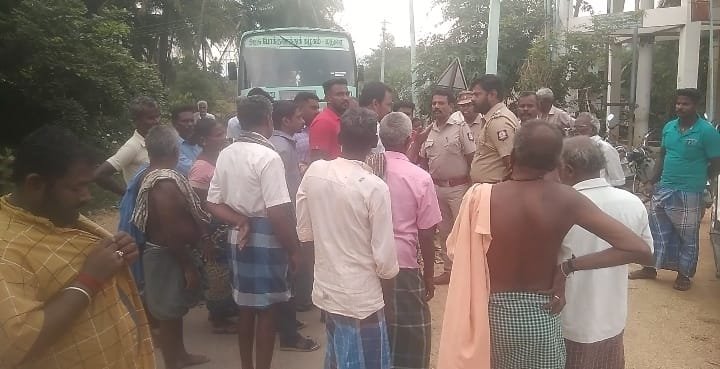 இரும்பாடி பாலகிருஷ்ணா புரத்தில்நெல் கொள்முதல் நிலையம் திடீர் மூடல் விவசாயிகள் பஸ் மறியல்