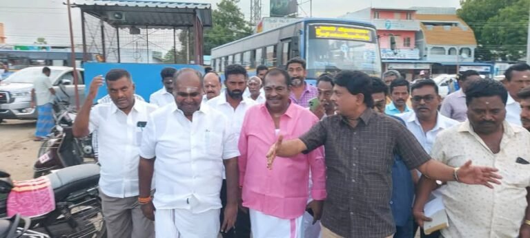 தற்காலிக பேருந்து நிலையத்தில் வசதி குறைவு பொதுமக்கள் புகாரை அடுத்து நேரில் ஆய்வு செய்த சட்டமன்ற எதிர்க்கட்சித் துணைத் தலைவர் ஆர்.பி.உதயகுமார்