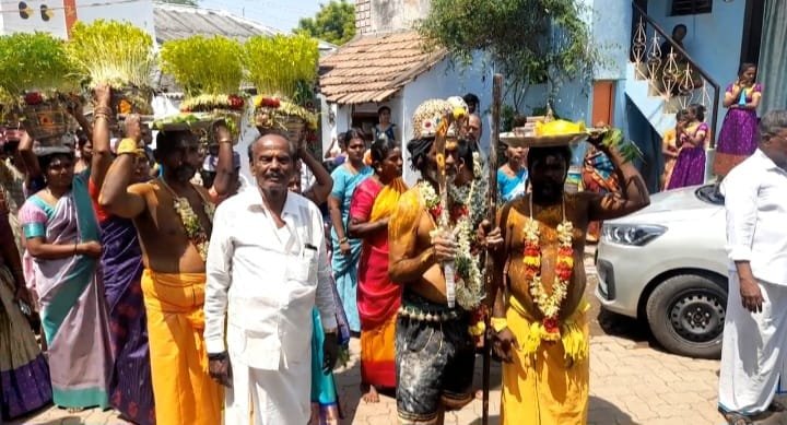 சோழவந்தான் அருகே அய்யப்ப நாயக்கன்பட்டி அருள்மிகு ஸ்ரீ பத்ரகாளியம்மன் கோவில் பொங்கல் விழாவை முன்னிட்டு 500க்கும் மேற்பட்ட பெண்கள் முளைப்பாரி எடுத்து ஊர்வலம் சென்றனர்.