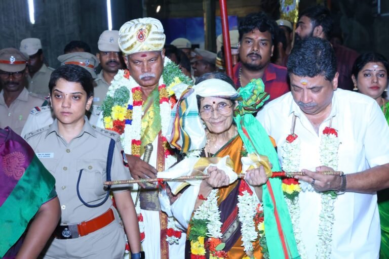 மதுரை மீனாட்சி சுந்தரேஸ்வரர் திருக்கோவிலில் சித்திரைத் திருவிழாவை ஒட்டி நடைபெற்ற பட்டாபிஷேக விழா.