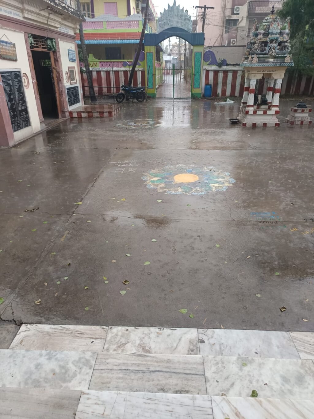 பலத்த மழை காரணமாக கழிவு நீர் கால்வாய் நீரானது சாலையில் குளம் போல் தேங்கியது கண்டுகொள்ளாத சோழவந்தான் நகராட்சி நிர்வாகம்.