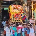 மீனாட்சி அம்மனின் திருக்கல்யாண வைபோகத்தில் கலந்து கொள்வதற்காக திருப்பரங்குன்றத்தில் இருந்து பல்லாக்கில் புறப்பட்டார் முருகன்