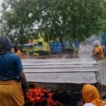 சோழவந்தான் திரௌபதி அம்மன் கோவில் பூக்குழி கொட்டும் மழையில் பூக்குழி பாதையை பாதுகாத்த சங்கங் கோட்டை கிராமத்தார்கள்