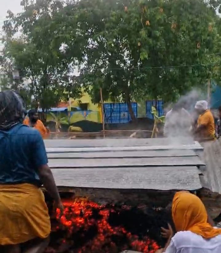 சோழவந்தான் திரௌபதி அம்மன் கோவில் பூக்குழி கொட்டும் மழையில் பூக்குழி பாதையை பாதுகாத்த சங்கங் கோட்டை கிராமத்தார்கள்