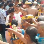 மதுரை மீனாட்சி அம்மன் திருக்கல்யாண வைபவம் போலீசார் தடுப்பு ஏற்பாடு பொதுமக்கள் வாக்குவாதம்.