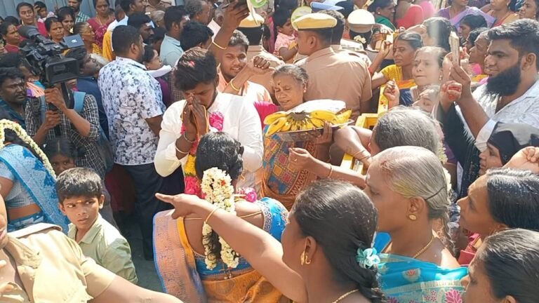 மதுரை மீனாட்சி அம்மன் திருக்கல்யாண வைபவம் போலீசார் தடுப்பு ஏற்பாடு பொதுமக்கள் வாக்குவாதம்.