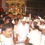 சோலைமலை முருகன் கோவிலில் தங்கத் தேர் இழுத்த அதிமுகவினர்.