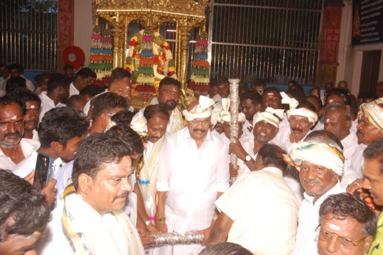 சோலைமலை முருகன் கோவிலில் தங்கத் தேர் இழுத்த அதிமுகவினர்.