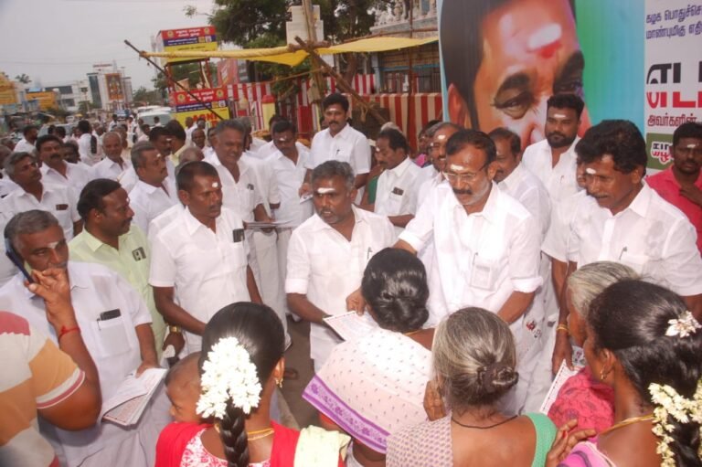 அழகர்கோவில் கோட்டை வாசல் பகுதியில் அ.தி.மு.க அம்மா பேரவை சார்பில் பொதுமக்களுக்கு துண்டு பிர்ச்சாரம் வழங்கினர்.