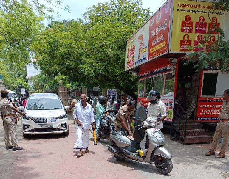 மதுரை மாவட்ட ஆட்சியர் அலுவலக வாசலில் போலீஸார் சோதணை: பொது மக்கள் அவதி.