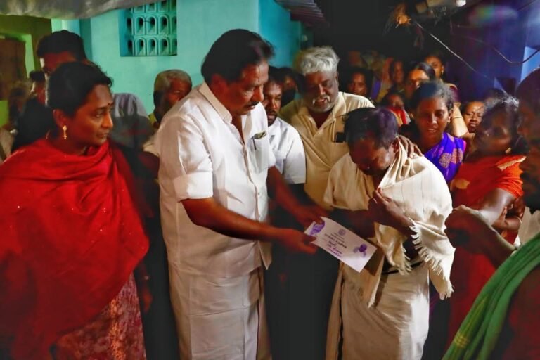 மழையின் போது மேற்கூரை இடிந்து விழுந்ததில் மூன்று பேர் பலியான குடும்பத்திற்கு அரசு சார்பாக நிவாரணம் வழங்கப்பட்டது