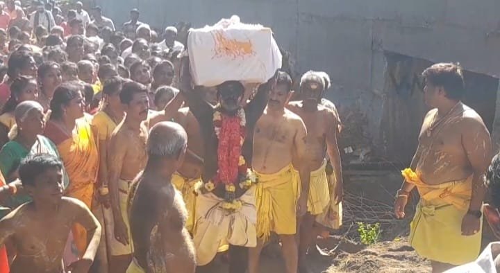 சோழவந்தான் அருகே காடுபட்டி காளியம்மன் மாரியம்மன் ராமலிங்க சௌடாம்பிகை அம்மன் கோவில் முப்பெரும் கரகம் எடுக்கும் திருவிழா நடைபெற்றது.