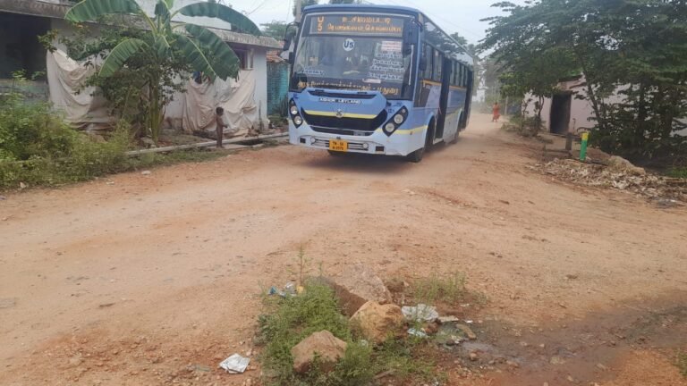 சோழவந்தான் அருகே வடகாடுபட்டியில், மோசமான சாலையால் வாகன ஓட்டிகள் பொதுமக்கள் அவதி