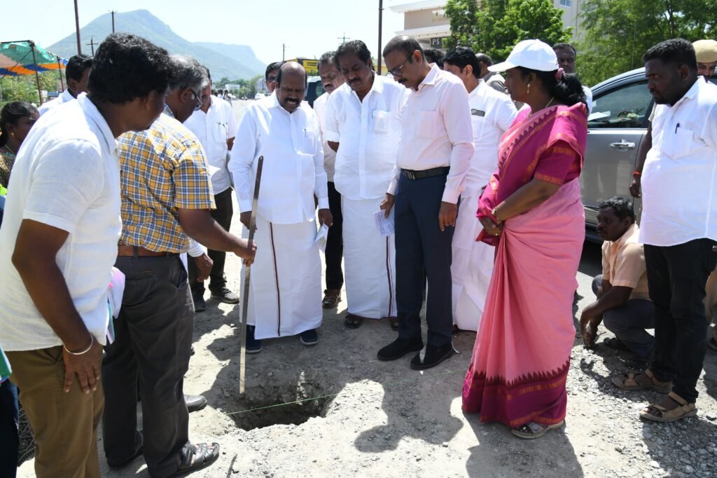 சாலைப் பணிகள் நடைபெறுவதை அமைச்சர்கள் ஆய்வு செய்தனர்.