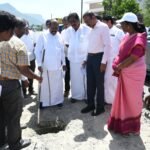 சாலைப் பணிகள் நடைபெறுவதை அமைச்சர்கள் ஆய்வு செய்தனர்.