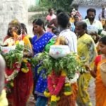 சோழவந்தான் அருகே காடுபட்டி அருள்மிகு ராமலிங்க சுவாமி சௌடாம்பிகை அம்மன் கோவில் வைகாசி திருவிழாவை முன்னிட்டு பக்தர்கள் அக்னி சட்டி எடுத்து நேர்த்திக்கடன் செலுத்தினர்