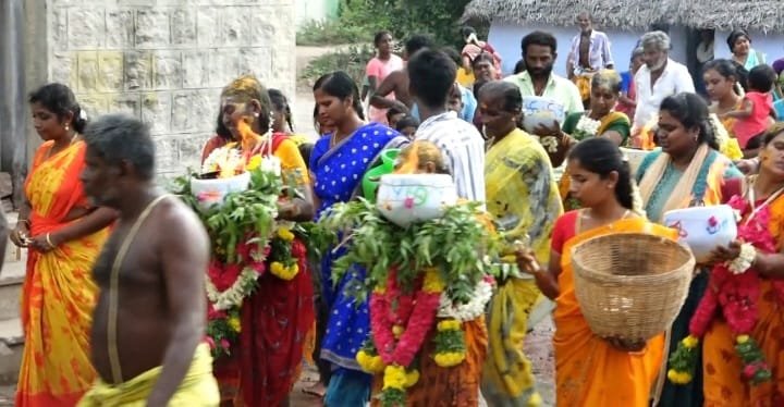 சோழவந்தான் அருகே காடுபட்டி அருள்மிகு ராமலிங்க சுவாமி சௌடாம்பிகை அம்மன் கோவில் வைகாசி திருவிழாவை முன்னிட்டு பக்தர்கள் அக்னி சட்டி எடுத்து நேர்த்திக்கடன் செலுத்தினர்