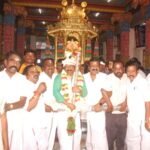 அதிமுக பொதுச்செயலாளர் எடப்பாடி பழனிச்சாமி பிறந்தநாள் விழாவை முன்னிட்டு முன்னாள் எம்.எல்.ஏ டாக்டர் சரவணன் தங்கத்தேர் இழுத்து வழிபாடு