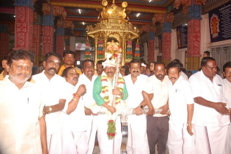 அதிமுக பொதுச்செயலாளர் எடப்பாடி பழனிச்சாமி பிறந்தநாள் விழாவை முன்னிட்டு முன்னாள் எம்.எல்.ஏ டாக்டர் சரவணன் தங்கத்தேர் இழுத்து வழிபாடு