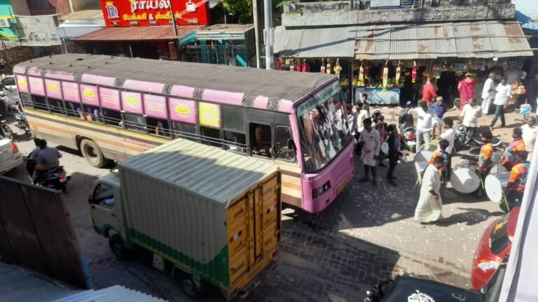 சோழவந்தான் ஜெனகை மாரியம்மன் கோவில் முன்பு ஏற்படும் கடும் போக்குவரத்து நெருக்கடிால் பொதுமக்கள் மற்றும் பக்தர்கள் கடும் அவதி