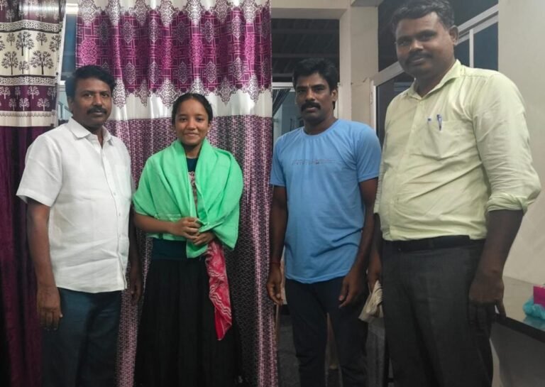 பொதுத்தேர்வில் சிறப்பிடம் பெற்ற முன்னாள் மாணவரின் குழந்தைகளுக்கு ஆசிரியர் நேரில் சென்று பாராட்டு