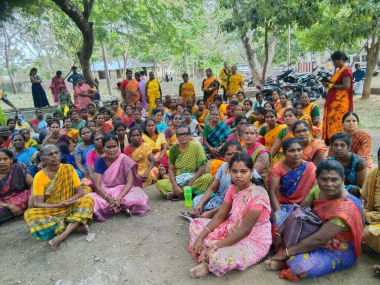 வாடிப்பட்டி தாலுகா ஆபீசில் கிராம பெண்கள் முற்றுகை