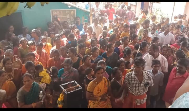 உசிலம்பட்டி அருகே நல்லம்மாபட்டியில் வேப்பமரத்தில் வீற்றிருந்த காளியம்மனுக்கு 70 ஆண்டுகளுக்கு பின் 71 அடி உயரத்தில் கோபுரத்துடன், கோவில் எழுப்பி கும்பாபிஷேகம் வெகுவிமர்சையாக நடைபெற்றது.