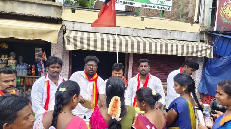 இராமநாதபுரம் த.வெ.க மேற்கு மாவட்ட செயலாளர் மன்மதன் தலைமையில் பசி எனும் பிணியைப் போக்கிட பொதுமக்களுக்கு அன்னதானம்