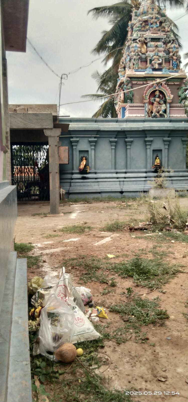 வாடிப்பட்டி அருகேகோவில் திருவிழாவிற்கு தடை! அக்னி சட்டி பூஜை சாமான்களை கோவிலில் வைத்து விட்டு சென்ற பக்தர்கள்.
