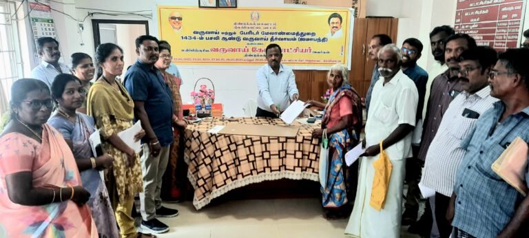 நிலக்கோட்டையில் நடந்த ஜமாபந்தியில் பல்வேறு கோரிக்கைகளை வலியுறுத்தி பொதுமக்கள் மனுக்கள் கொடுத்தனர் உரிய நடவடிக்கை எடுக்க ஆர்டிஓ உத்தரவு.