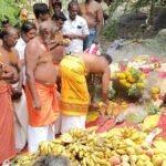 மதுரை திருநகர் பகுதியில் உள்ள ஆண்கள் மட்டும் பங்கேற்கும் உச்சி கருப்பணசுவாமி திருக்கோவில் முக்கனி திருவிழா.