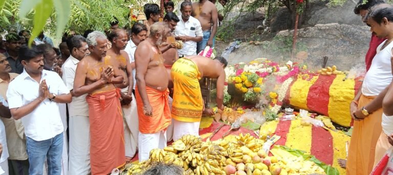 மதுரை திருநகர் பகுதியில் உள்ள ஆண்கள் மட்டும் பங்கேற்கும் உச்சி கருப்பணசுவாமி திருக்கோவில் முக்கனி திருவிழா.