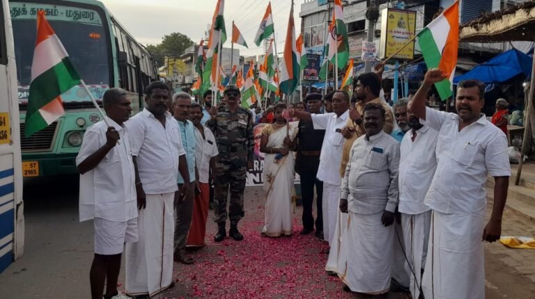 வாடிப்பட்டியில் பாரதிய ஜனதா கட்சியினர் சிந்தூர் மூவர்ணக் கொடி பேரணி நடைபெற்றது.