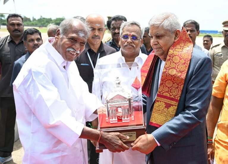 இந்திய துணை ஜனாதிபதியை புதுவை ஆளுநர் முதல்வர் சபாநாயகர் வழி அனுப்பி வைத்தனர்