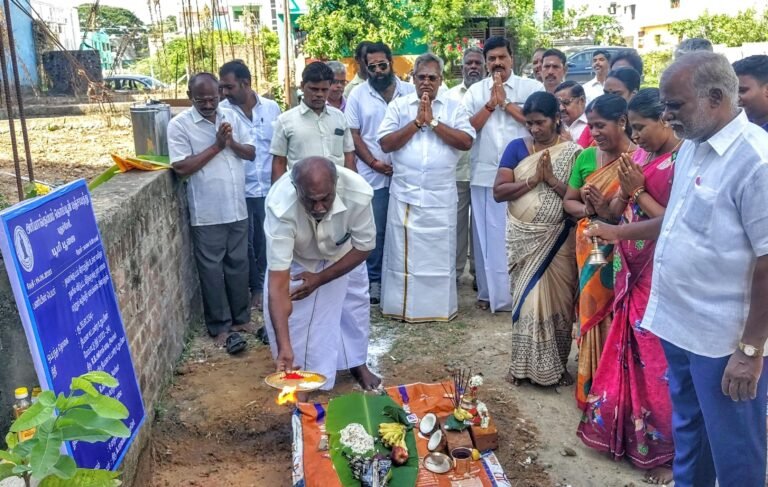 புதுச்சேரி  தவளக்குப்பம் புதிய தார் சாலை மற்றும் வடிகால் பணிகளை சபாநாயகர்  செல்வம் தொடங்கி வைத்தார்.