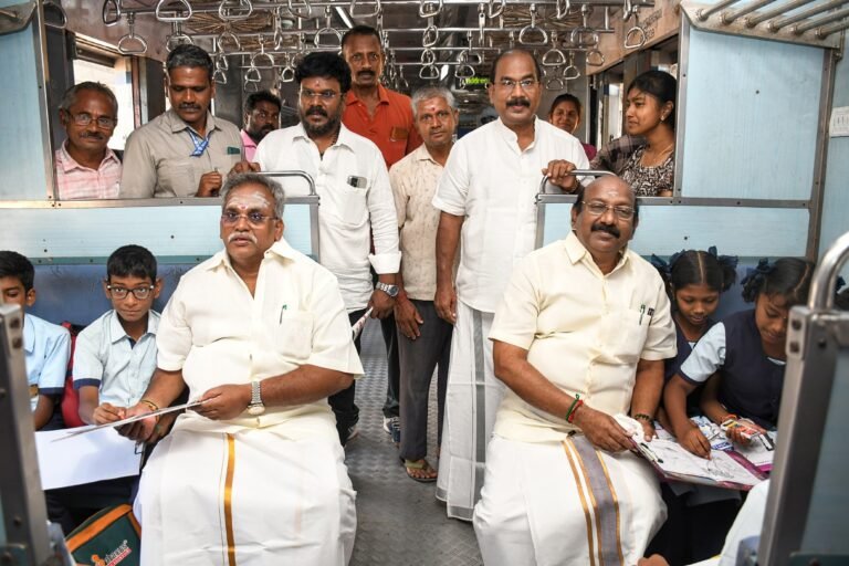 புதுச்சேரி தூய்மை பாரத விழிப்புணர்வு நிகழ்ச்சி ஓடும் ரயிலில் ஓவிய போட்டி சபாநாயகர் பங்கேற்பு.