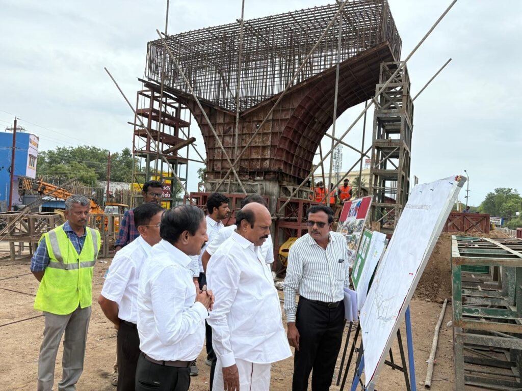 மதுரை மாவட்டம் கோரிப்பாளையம் மேம்பால கட்டுமானப் பணிகள் குறித்து பொதுப்பணித்துறை, நெடுஞ்சாலை மற்றும் சிறு துறைமுகங்கள் துறை அமைச்சர் எ.வ.வேலு நேரடியாக ஆய்வு.