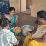 கோடை விடுமுறைக்கு பின் பள்ளிகள் மீண்டும் திறப்பு பள்ளிக்கு வந்த மாணவிகளுக்கு ரோஜா பூக்கள் மற்றும் சாக்லேட், குங்குமம், சந்தனம் வழங்கி வரவேற்ற மதுரை யா.ஒத்தக்கடை அரசுப் பள்ளி ஆசிரியர்கள்