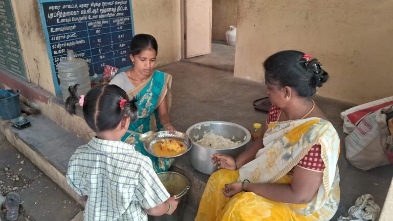 கோடை விடுமுறைக்கு பின் பள்ளிகள் மீண்டும் திறப்பு பள்ளிக்கு வந்த மாணவிகளுக்கு ரோஜா பூக்கள் மற்றும் சாக்லேட், குங்குமம், சந்தனம் வழங்கி வரவேற்ற மதுரை யா.ஒத்தக்கடை அரசுப் பள்ளி ஆசிரியர்கள்