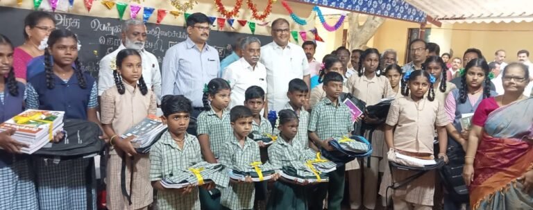 திருவாரூர் மாவட்டம் கொரடாச்சேரியில் பள்ளி மாணவ மாணவிகளுக்கான விலையில்லா புத்தகங்கள் சீருடைகள் புத்தகப்பை ஆகிய வழங்கும் நிகழ்ச்சி நடைபெற்றது.