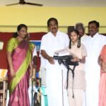 மாணவ மாணவியர்களுக்கு பள்ளிக்கல்வித்துறை சார்பில் பாடப்புத்தகங்கள் வழங்கினார்.