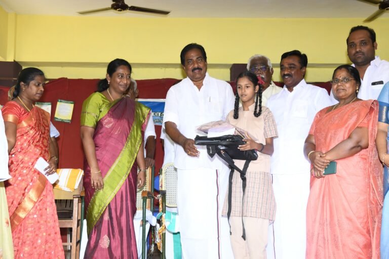 மாணவ மாணவியர்களுக்கு பள்ளிக்கல்வித்துறை சார்பில் பாடப்புத்தகங்கள் வழங்கினார்.