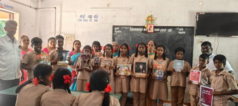 கந்தர்வகோட்டை ஒன்றியத்தில் பள்ளி திறந்த நாளிலேயே விலையில்லா பாட புத்தகம், சீருடைகள் வழங்கி மாணவ,மாணவிகளை உற்சாகமாக வரவேற்றனர்.