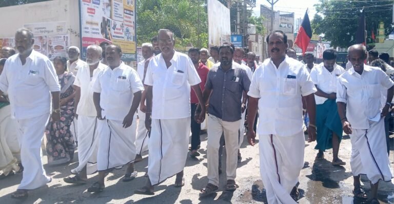 தமிழக முன்னாள் முதலமைச்சர் கலைஞரின் 102 வது பிறந்தநாள் விழா : பெரியகுளம் நகர் கழகம் சார்பில் மாலை அணிவித்து மரியாதை.