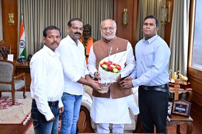 மும்பை தமிழர்களின் நீண்டநாள் கோரிக்கைக்காக மகாராஷ்டிரா ஆளுநர் சி. பி.ராதாகிருஷ்ணன் அவர்களை ஆளுநர் மாளிகையில் மும்பை விழித்தெழு இயக்கத்தினர் நேரில் சந்தித்து கோரிக்கை மனுவை அளித்தனர்.